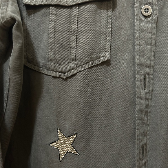 LIKE NEW! Women's Rails Loren - Gray Button down w/Stars - MEDIUM - Picture 5 of 10